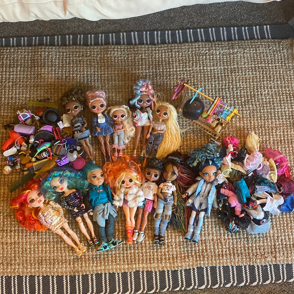 7 Rainbow High and 5 OMG dolls with clothes and other accessories